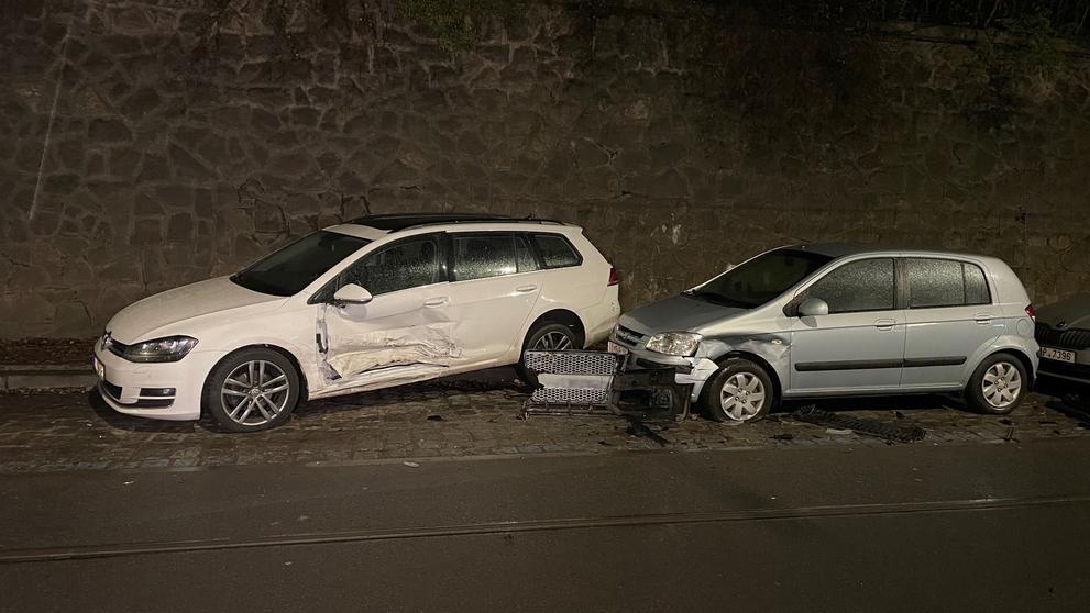 Řidič audi naboural dvě auta a utekl (cropped)