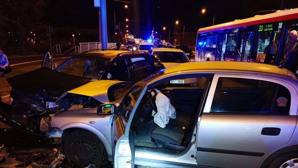 Při nehodě v Plzni se zranili tři lidé - 9