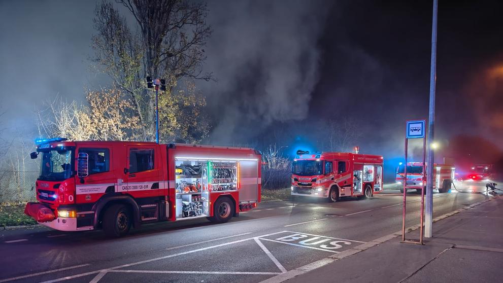 Požár v areálu Nákladového nádraží Žižkov