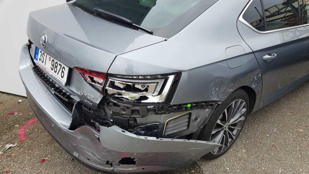 Nákladní auto vjelo do autobazaru, kde nabouralo několik aut - 3
