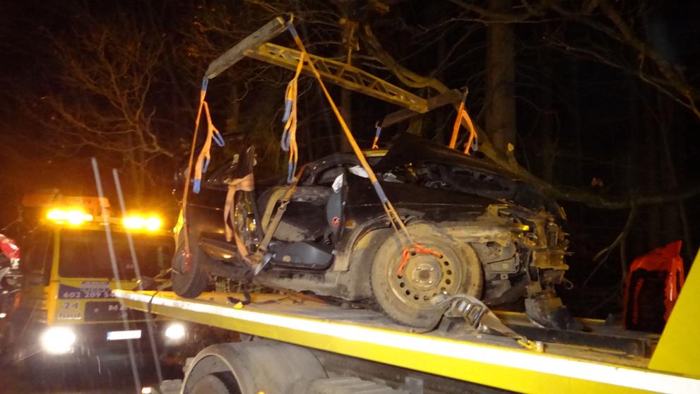 V troskách aut zahynuli dva lidé, další tři se těžce zranili