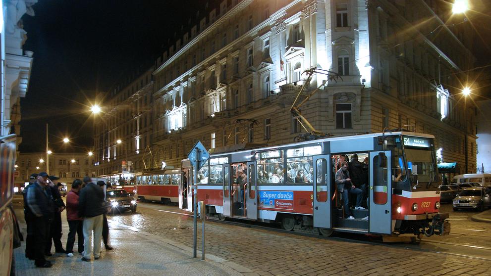 Razie v pražských nočních tramvajích