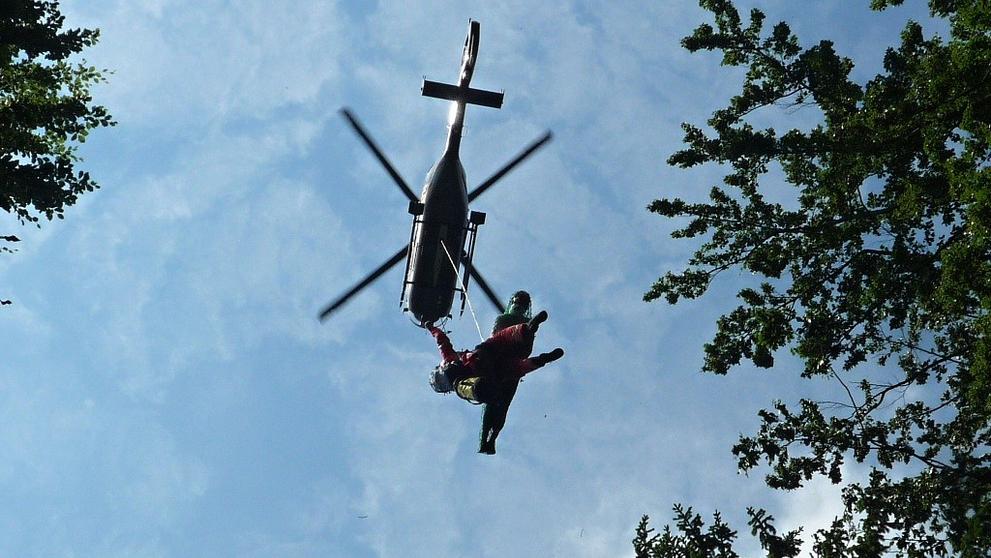 Zříceného paraglidistu zachránili hasiči ze stromu vrtulníkem