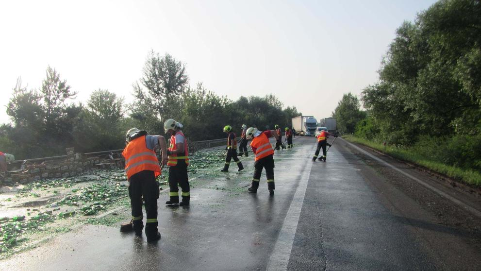 Nehoda nákladního auta převážejícího pivo na Uherskohradišťsku - 2