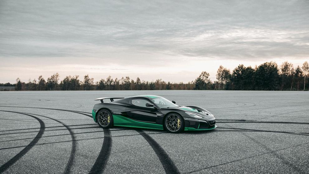 Rimac Nevera při rekordní jízdě pozpátku