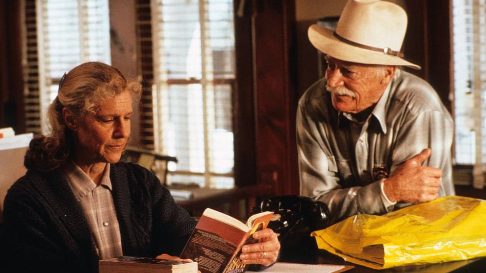 Frances Sternhagenová a Richard Farnsworth ve filmu Misery nechce zemřít, 1990