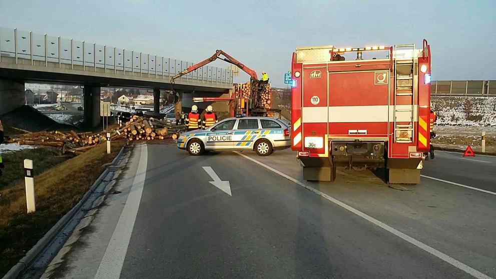 Silnici u Bělotína zablokoval převrácený kamion