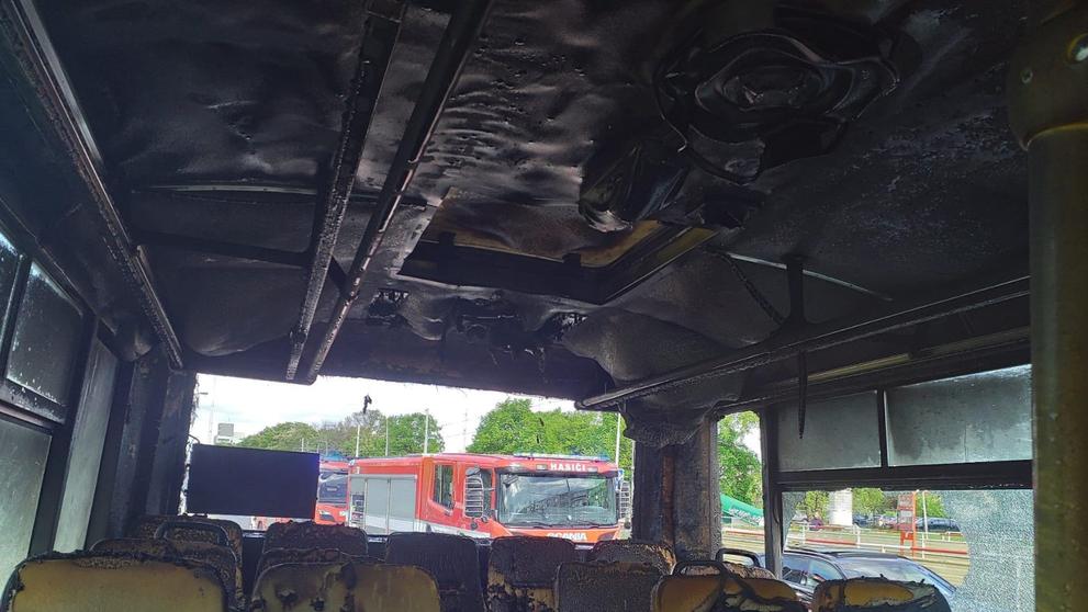 Požár autobusu v ulici Střelničná