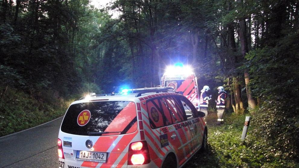 Žena vyletěla ze silnice a skončila v lese - 3