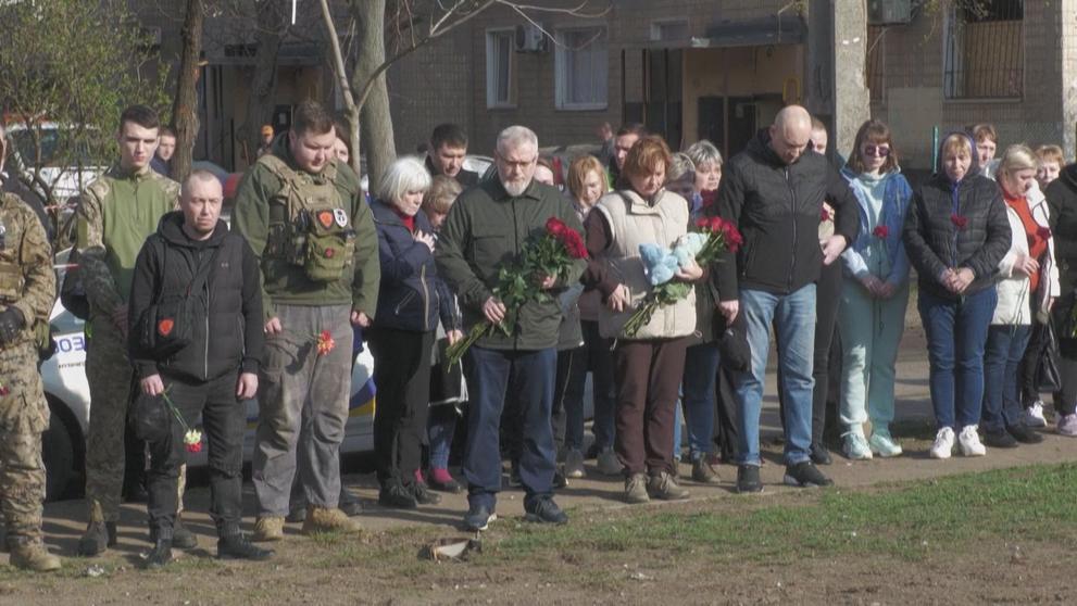 Obyvatelé vzdávají hold obětem zabitým při ruském útoku na město Kryvyj Rih