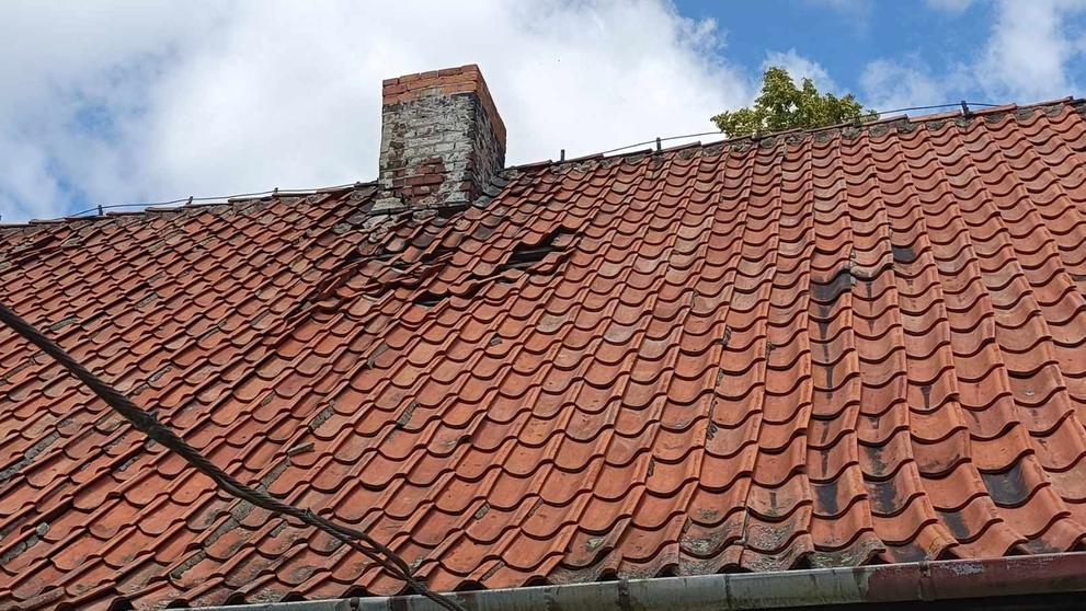 Polský MIG překročil rychlost zvuku. Poškodilo to střechy, pilot je mimo službu (4)