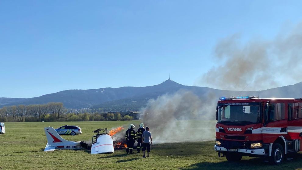 Letadlo na Liberecku po pádu začalo hořet - 21