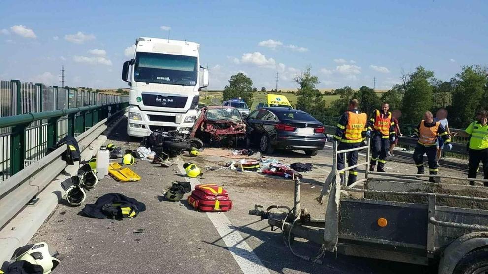 Motorkář Jirka přišel poděkovat hasičům za záchranu života - 10
