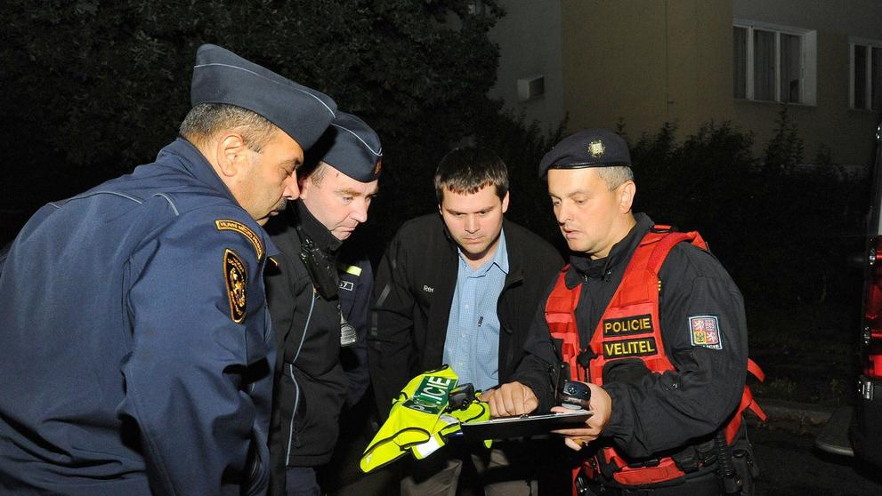 Policisté a hasiči museli evakuovat celý panelákový vchod