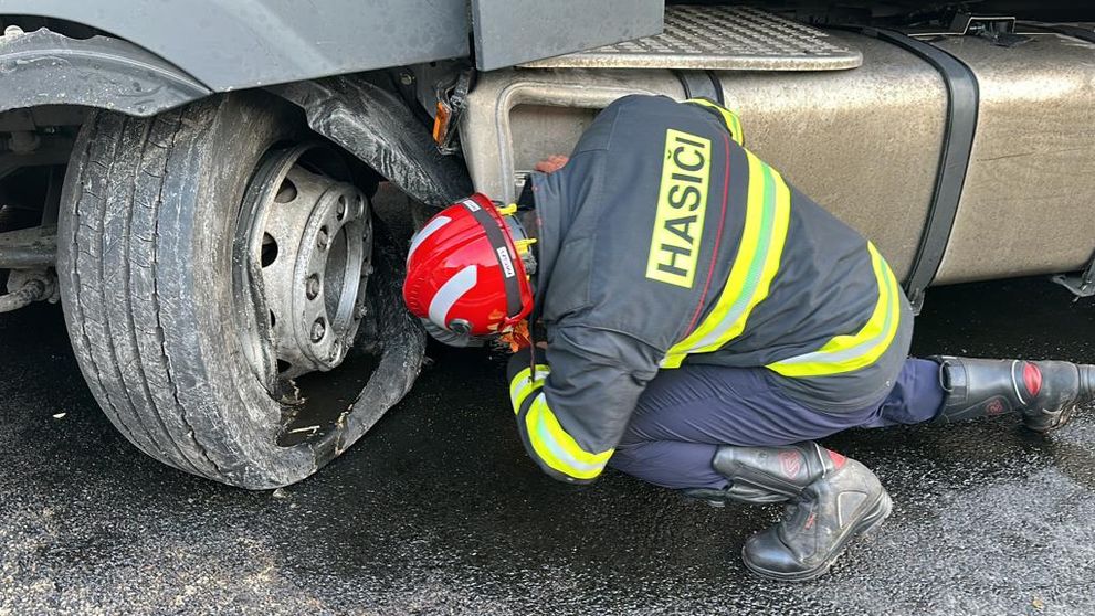 Řidič BMW nepřežil srážku s nákladním automobilem u Velvar