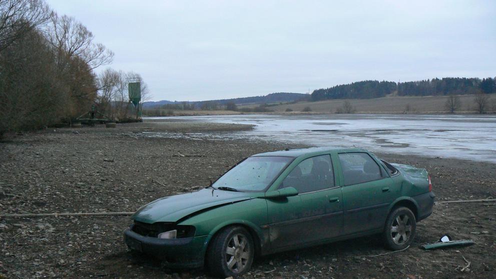 Auto skončilo v rybníce - 3