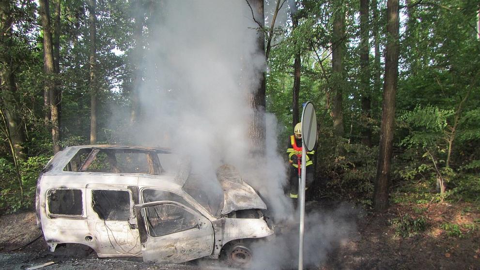 Auto začalo po nárazu do stromu hořet
