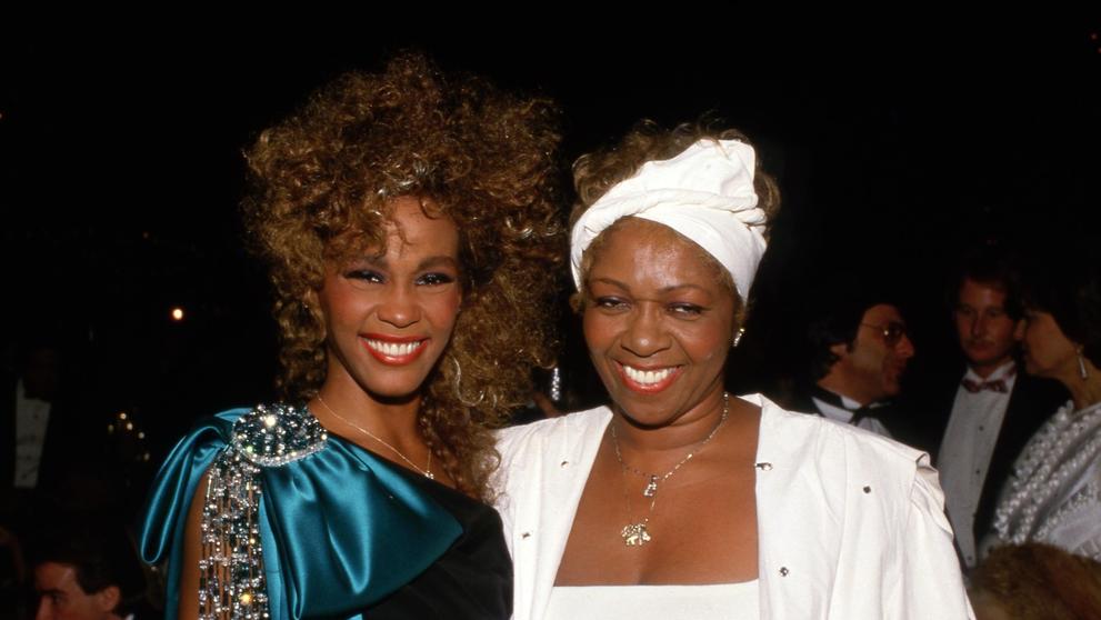 Whitney Houstonová s maminkou, 13. 4. 1999