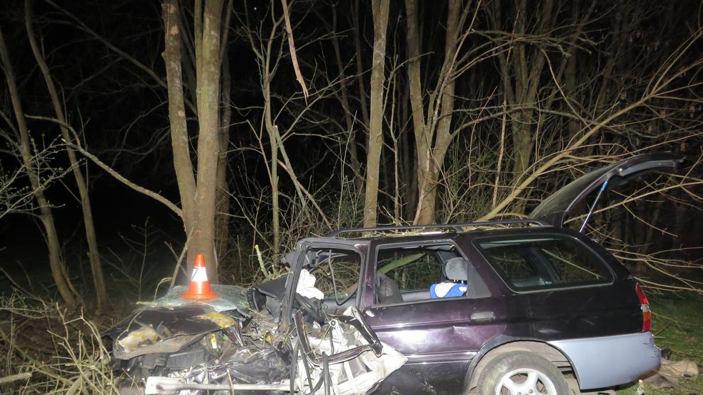 Muž na Zlínsku najel na svou přítelkyni a poté narazil do stromu - 3