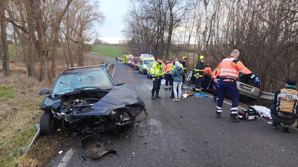 Tři zranění policisté po nehodě u Českého Brodu (2)