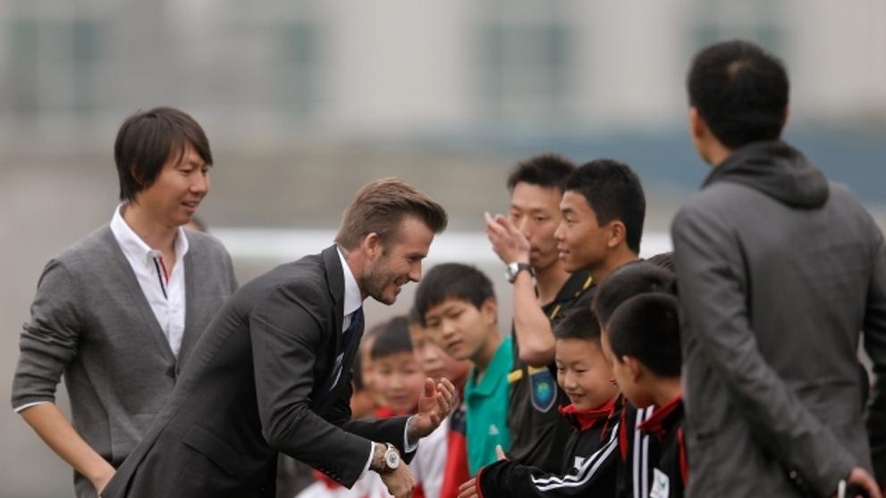 David Beckham upadl v Číně na hřišti - 11