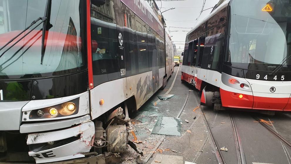 Nehoda tramvají v křižovatce ulic Bruselská a Bělehradská - 2
