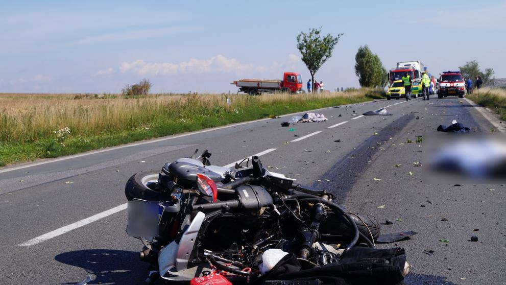 Smrtelná nehoda motorky s kamionem u Hradce Králové