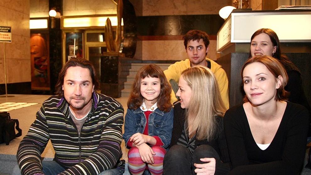 Hlavní hrdinové seriálu Světla pasáže. Zleva dole Martin Trnavský, Sany Stirská, Monika Hilmerová, Markéta Plánková. Nahoře zleva Miloslav Tichý a Kristýna Leichtová. 