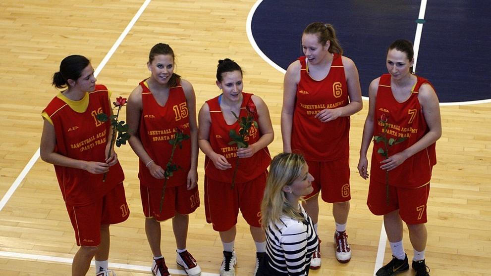 Stříbrné basketbalistky z mistrovství světa se zúčastnily autogramiády a exhibice - 11