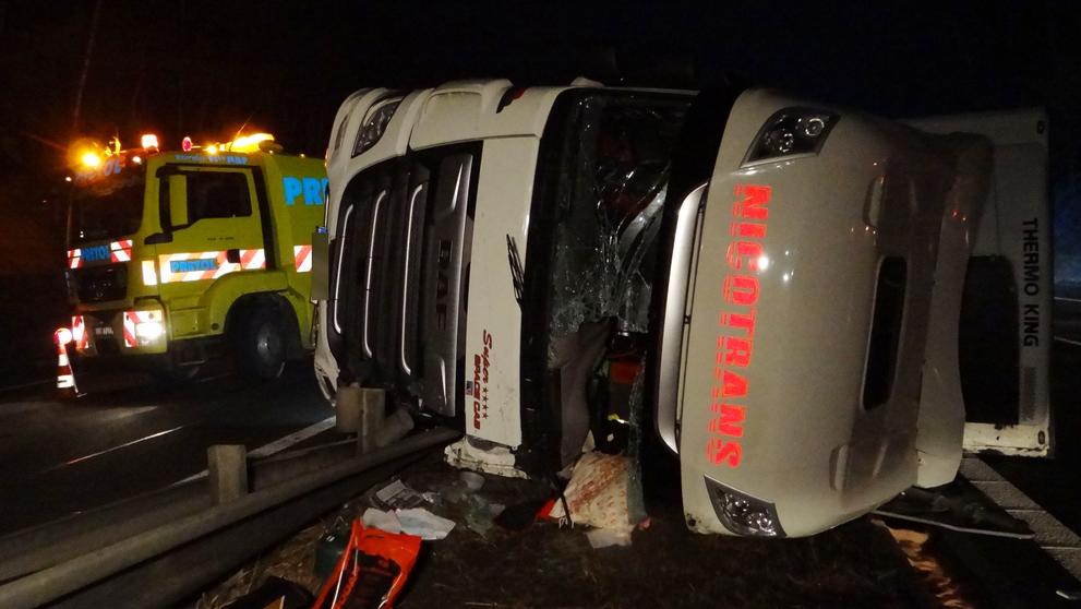 Řidič zůstal uvězněný v kabině, museli ho vyprostit přivolaní hasiči