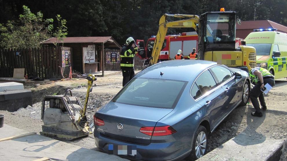 Muž ve Starém Hrozenkově narazil autem do bagru - 2