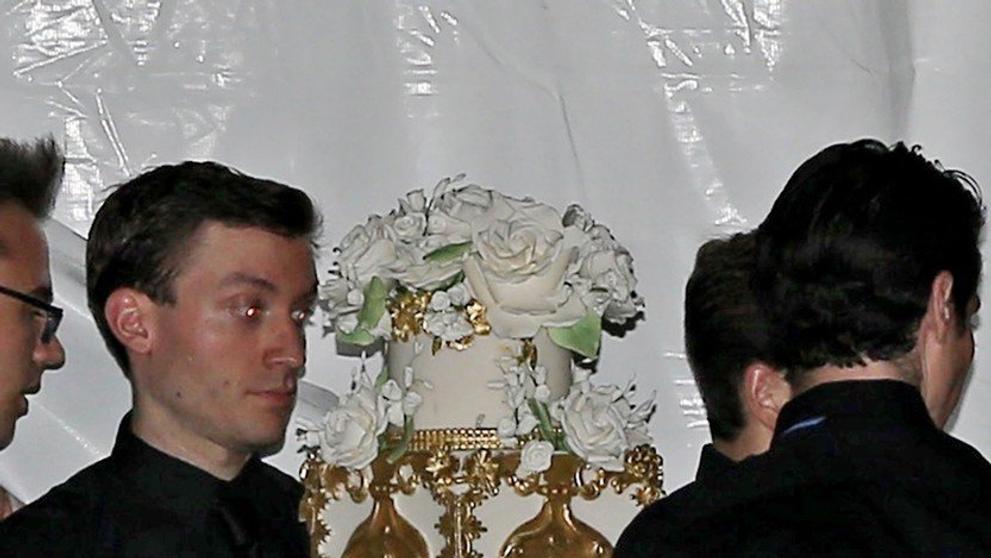 Takhle honosně vypadal svatební dort.