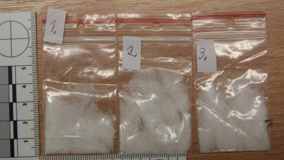 Motorkář při kontrole srazil policistku, měl u sebe drogy - 4