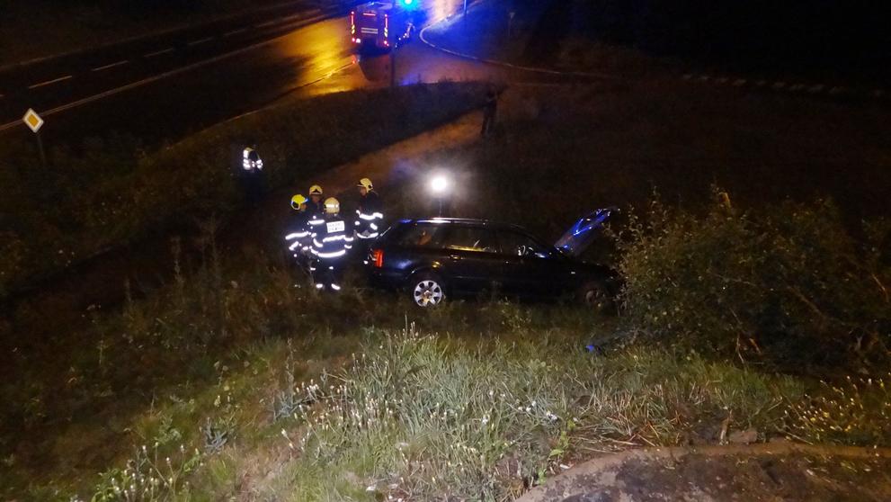 Auto po smyku prorazilo svodidla a zřítilo se ze srázu