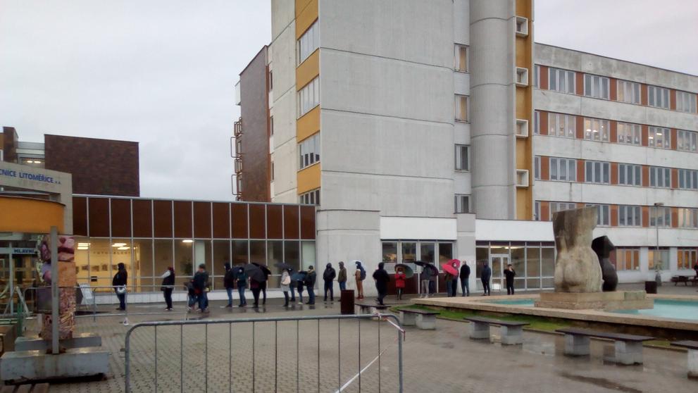 Čekání na odběrovém místě v litoměřické městské nemocnici - 2