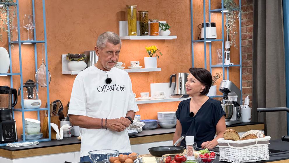 Andrej Babiš vaří ve speciálu pořadu Napřímo (2)