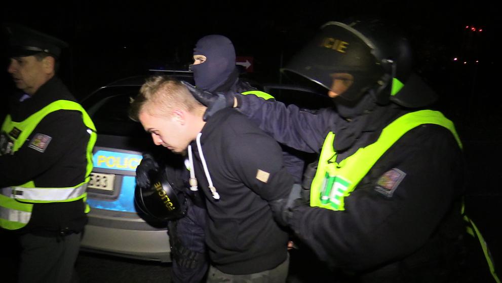 Na nepovolený sraz „tuningářů“ v Praze si došlápla policie - 14