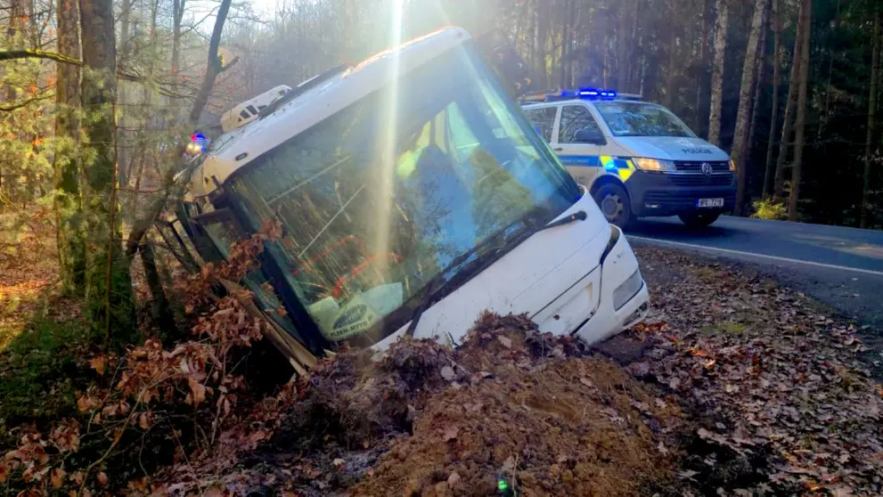 Kradený autobus v příkopu