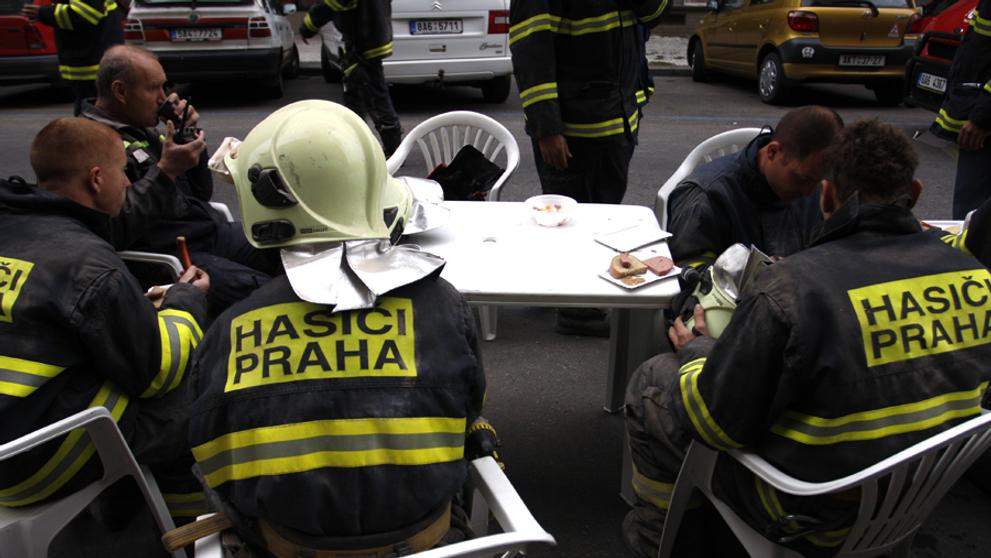 Záchrana čtveřice dělníků ze zříceného domu v Praze-3