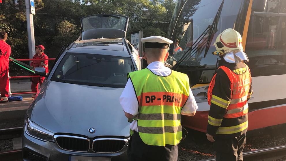 Nehoda tramvaje a osobního auta v Praze - 1