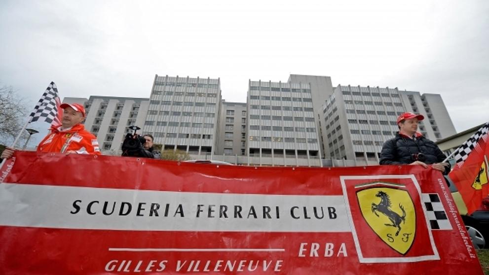 Schumacherovi fanoušci se sjeli před nemocnicí v Grenoblu - 7