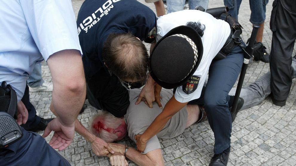 V Praze se poprali taxikáři se strážníky-5