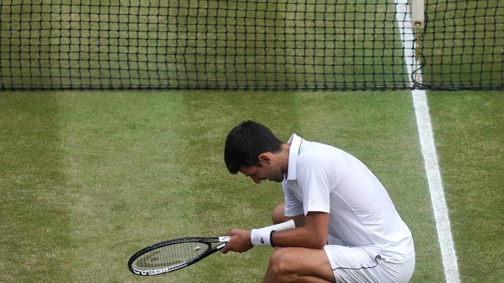 Novak Djokovič přeměřuje výšku pažitu