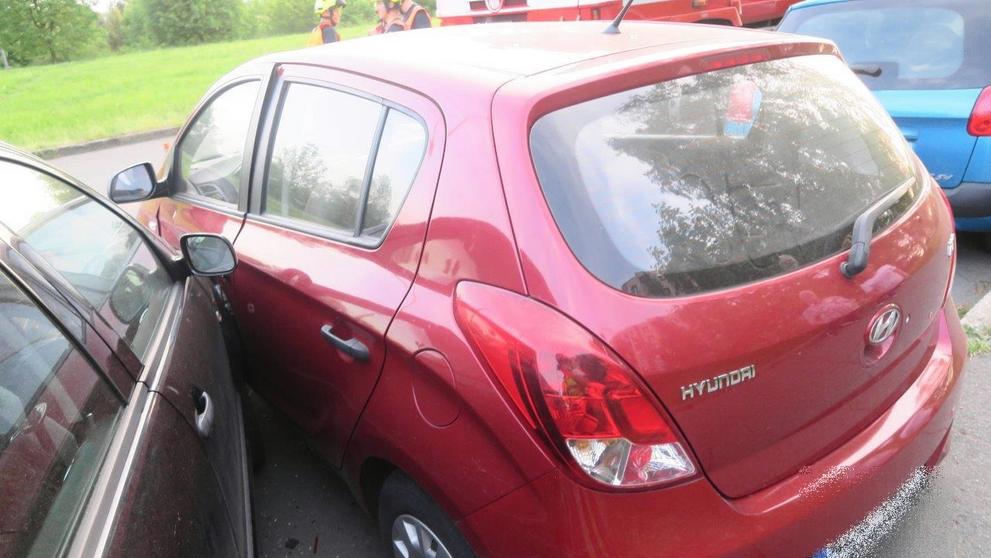 Opilý řidič bořil zaparkovaná auta jako domino