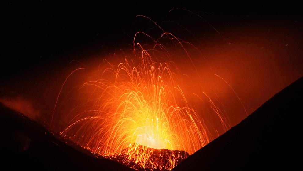 Italská sopka Etna začala chrlit lávu (1)