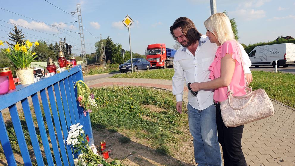 Zdeněk Macura pokládá květiny na místě, kde zemřela Iveta Bartošová - 2