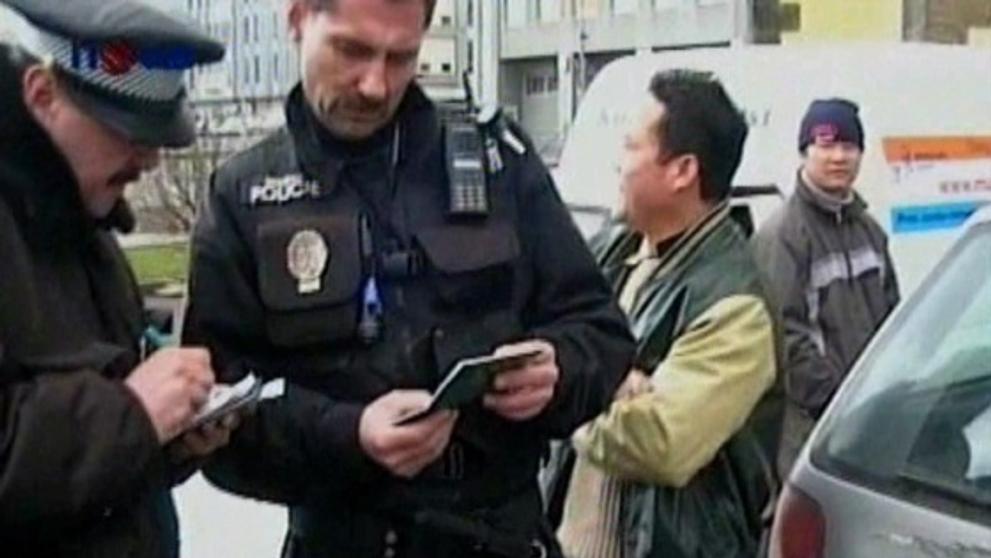 Policie kontroluje asijské obchodníky