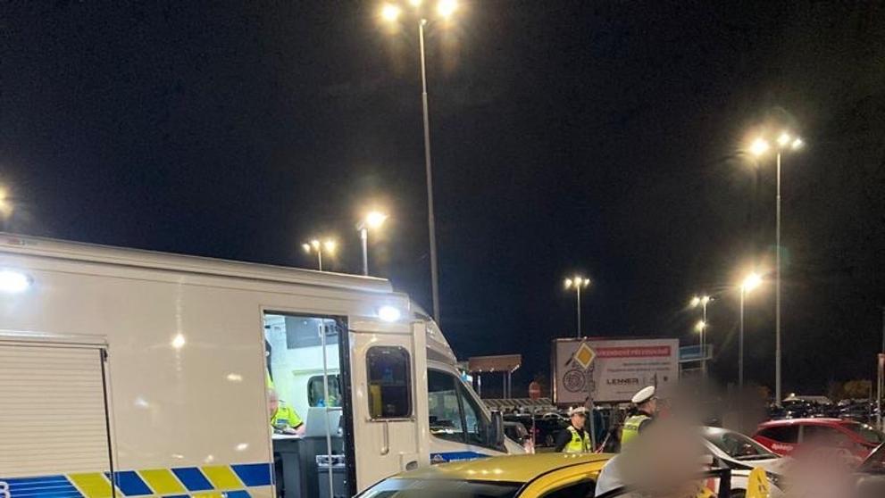 Policejní kontroly na tuningovém srazu v Čestlicích