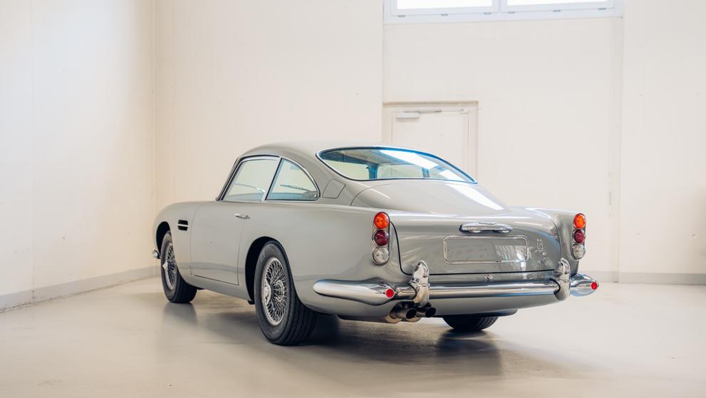 Aston Martin DB5 z roku 1964, který Seanu Connerymu