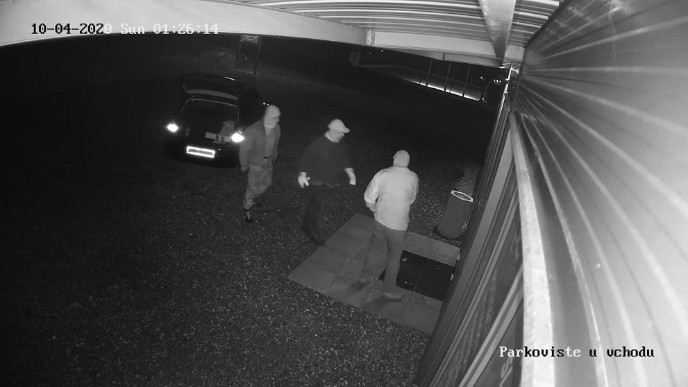 Trojici mužů zachytily při krádeži na Českobudějovicku kamery - 5